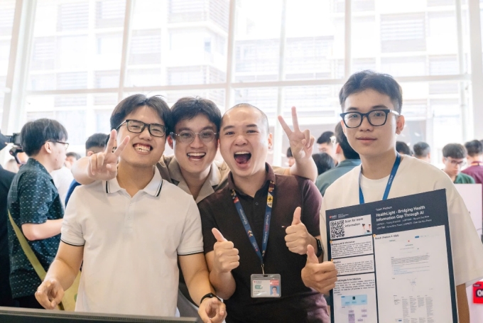Minh Thạch cùng các bạn nhóm Healium đạt giải Dự án kỹ thuật phần mềm và công nghệ thông tin tốt nhất cho Dự án hệ thống thông tin y khoa AI. Ảnh: Nhân vật cung cấp
