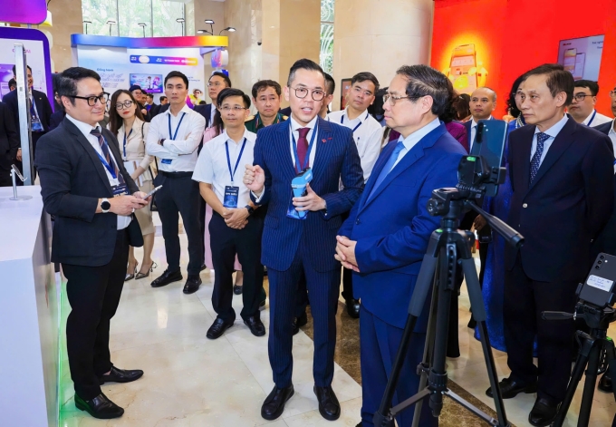 Ông Phùng Duy Khương thuyết trình trước Thủ tướng Phạm Minh Chính về bộ giải pháp Pay by Account và Tap-to-Phone, tại sự kiện Chuyển đổi số ngành Ngân hàng năm 2025. Ảnh: VPBank
