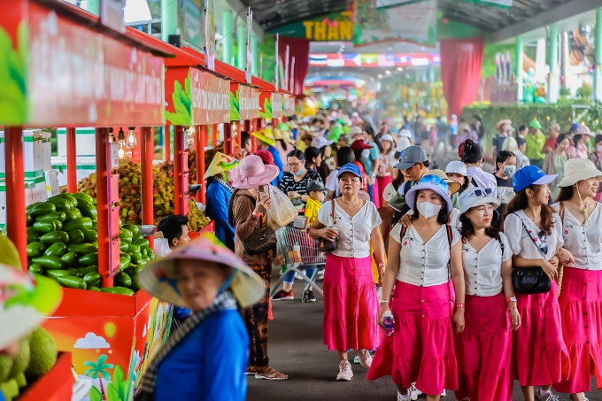 Khách tham quan, mua sắm tại Khu Du lịch Văn hóa Suối Tiên. Ảnh: Sở Công Thương TP HCM