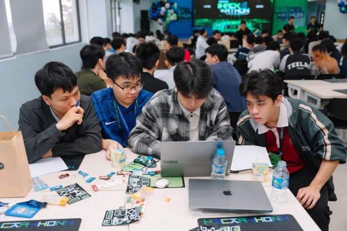 Thí sinh tập trung cao độ hoàn thành bài thi lập trình dài 5 tiếng của vòng Sơ loại FPT Hackathon. Ảnh: Trường Đại học FPT