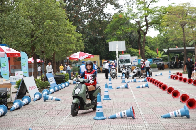 Học sinh thực hành tại sự kiện. Ảnh: HVN