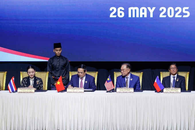 Thủ tướng Phạm Minh Chính cùng các lãnh đạo ASEAN ký Tuyên bố ASEAN 2045: Tương lai chung của chúng ta tại Kuala Lumpur, Malaysia, ngày 26/5. Ảnh: VGP