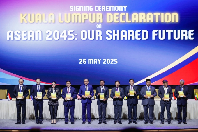 Thủ tướng Phạm Minh Chính cùng lãnh đạo các nước ASEAN và Timor-Leste ký Tuyên bố Kuala Lumpur ngày 26/5. Ảnh: VGP
