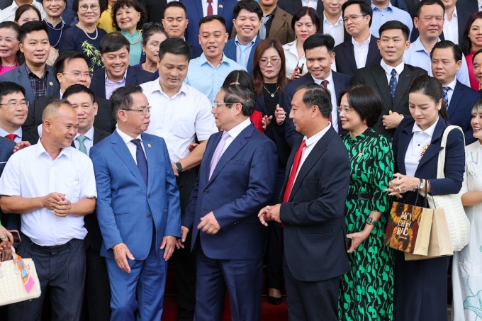 Thủ tướng Phạm Minh Chính trao đổi với các đại diện doanh nghiệp sau sự kiện, ngày 31/5. Ảnh: VGP
