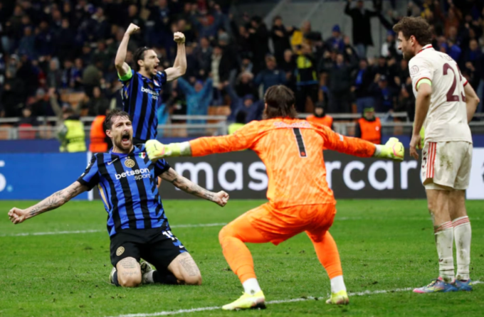 Francesco Acerbi trượt cỏ ăn mừng cùng thủ thành Yann Sommer sau khi Inter Milan loại Bayern ở tứ kết Champions League ngày 16/4/2025. Ảnh: Reuters
