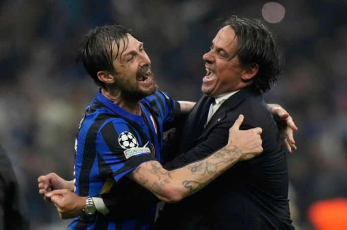 HLV Simone Inzaghi (phải) chia vui với hậu vệ Francesco Acerbi sau khi Inter thắng Barca 4-3 ở lượt về bán kết Champions League trên sân San Siro, Milan, Italy ngày 6/5. Ảnh: AP
