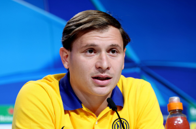 Nicolo Barella phát biểu trong buổi họp báo trước chung kết Champions League tại Allianz Arena, Munich, Đức ngày 30/5. Ảnh: Instant Foot