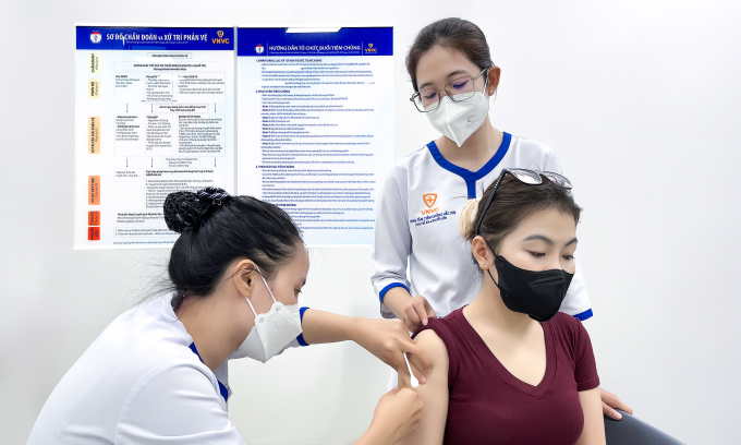 VNVC ghi nhận nhiều khách hàng đến tiêm vaccine sau khi tiếp xúc đồng nghiệp mắc thủy đậu. Ảnh: Diệu Thuần
