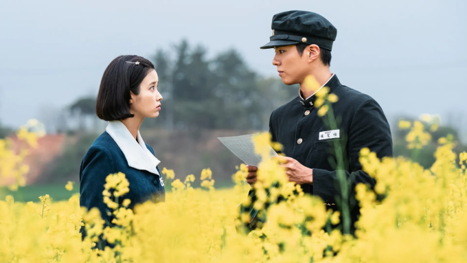 IU (trái) và Park Bo Gum đóng chính Khi cuộc đời cho bạn quả quýt. Ảnh: Netflix