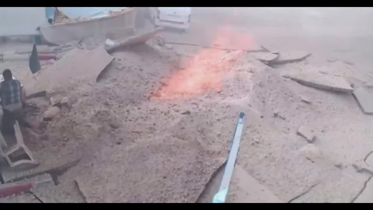 Khoảnh khắc bom xuyên Israel lao xuống bệnh viện ở Gaza