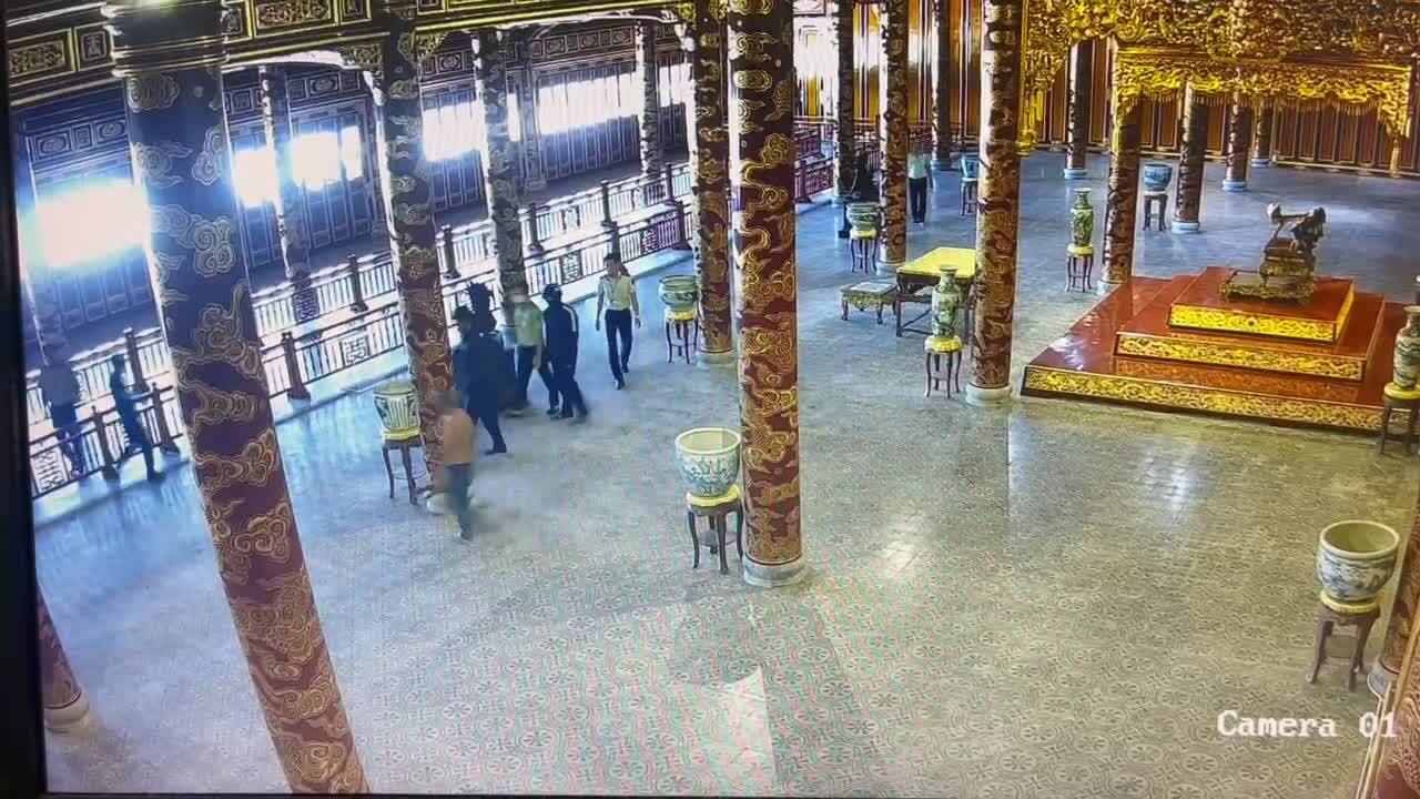 Khống chế người đàn ông đập gãy Ngai vàng triều Nguyễn 