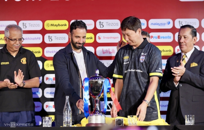HLV Ruben Amorim (trái) và HLV Kim Sang-sik ở họp báo chiều 27/5, một ngày trước trận Man Utd gặp ASEAN All-stars, tại sân Bukit Jalil, Malaysia. Ảnh: Hoàng Ca