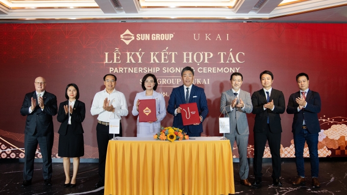 Lễ ký kết giữa Sun Hospitality & Entertainment Group - thương hiệu du lịch nghỉ dưỡng và vui chơi giải trí thuộc tập đoàn Sun Group và Ukai diễn ra sáng 28/5 tại Hà Nội. Ảnh: Sun Group