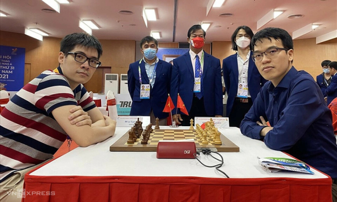 Lê Tuấn Minh trước ván thắng thắng Lê Quang Liêm để giành HC vàng cờ chớp SEA Games 31, ngày 20/5/2022 tại Hạ Long, Quảng Ninh. Ảnh: Anh Thư