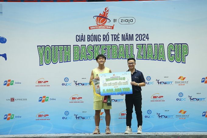 Đình Minh nhận giải cầu thủ hay nhất giải bóng rổ trẻ VnExpress - Cup Ziaja 2024. Ảnh: VYBC