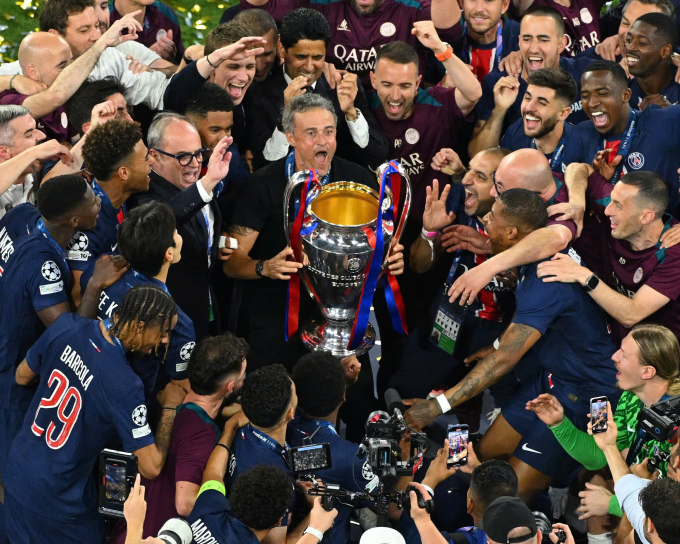 HLV Luis Enrique nâng cup Champions League cho PSG, sau trận chung kết gặp Inter trên sân Allianz, thành phố Munich, Đức tối 31/5/2025. Ảnh: Reuters