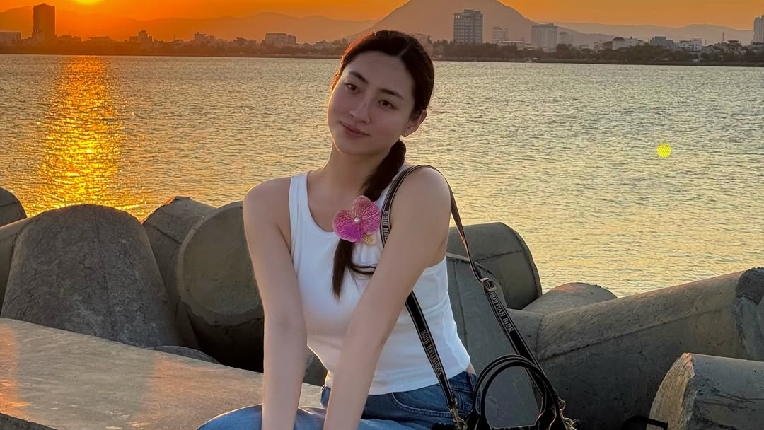 Lương Thùy Linh phối đồ đi biển