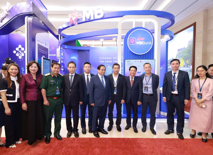Đại diện MB vinh dự đón Thủ tướng chính phủ và Thống đốc NHNN. Ảnh: MB