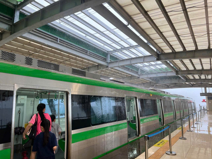 Mái che ga Yên Nghĩa (tuyến tàu điện Cát Linh - Hà Đông) bị dột dẫn đến nước chảy thẳng tàu, sàn nhà ga sáng 23/5. Ảnh: Đình Trường