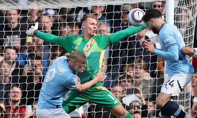 Haaland ôm thủ môn Fulham trong trận thắng của Man City trên sân Craven Cottage, thành phố London, Vương quốc Anh, vòng 38 Ngoại hạng Anh ngày 25/5/2025. Ảnh: Reuters