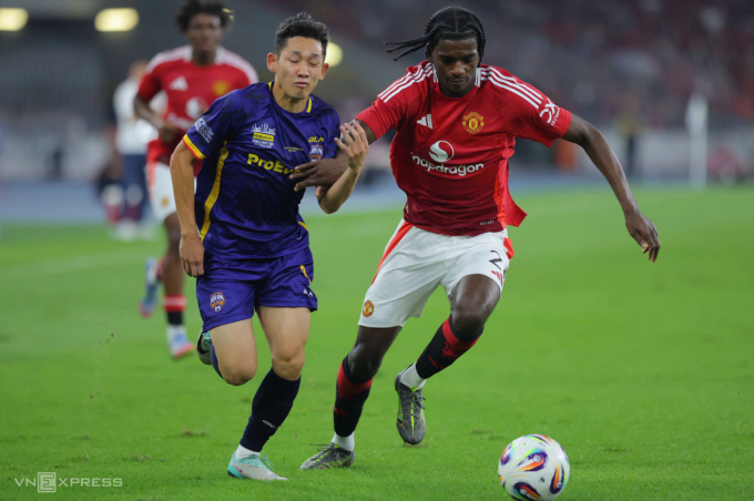 Nguyễn Hai Long (trái) đua tốc độ với hậu vệ Reece Munro trong trận ASEAN All-stars thắng Man Utd 1-0 ở sân Bukit Jalil, Malaysia tối 28/5/2025. Ảnh: Hoàng Ca