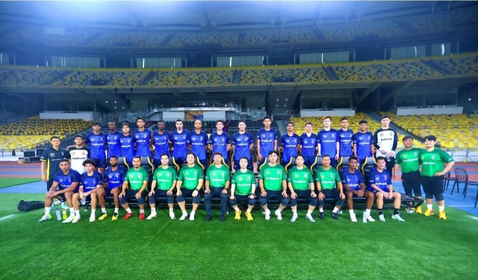 22 cầu thủ và ban huấn luyện ASEAN All-stars chụp ảnh chung sau buổi tập tối 26/5/2025 tại sân Bukit Jalil, Malaysia. Ảnh: Trần Huy Thọ