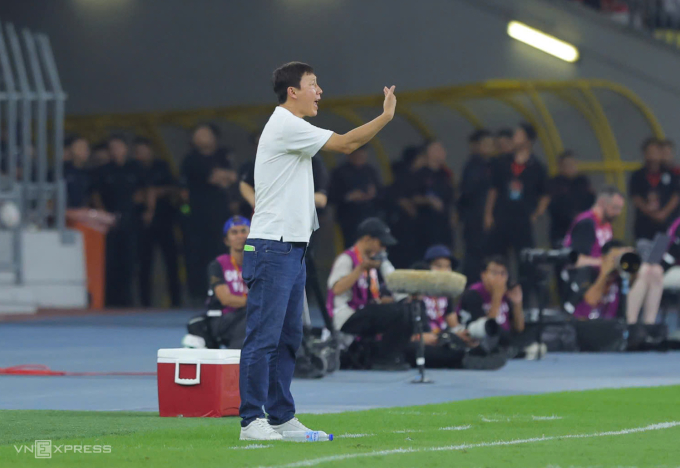 HLV Kim Sang-sik chỉ đạo trong trận ASEAN All-stars thắng Man Utd 1-0 ở sân Bukit Jalil, Malaysia ngày 28/5/2025. Ảnh: Hoàng Ca