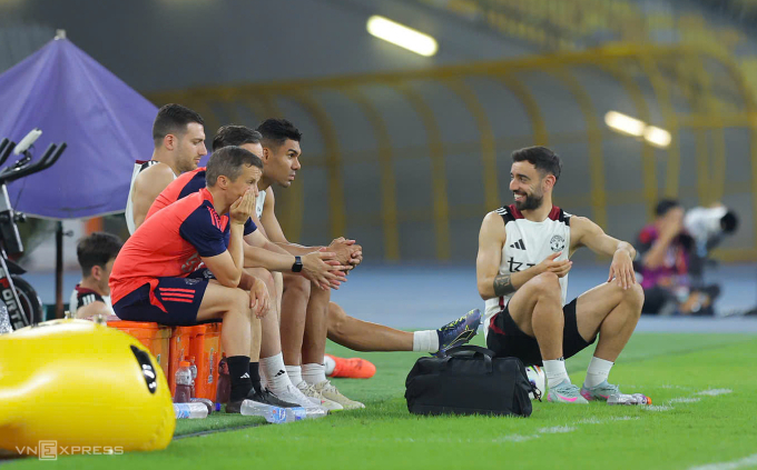Bruno Fernandes (phải) trò chuyện với Casemiro, Diogo Dalot (trái) trong buổi tập tại sân Bukit Jalil, Malaysia ngày 27/5/2025. Ảnh: Hoàng Ca