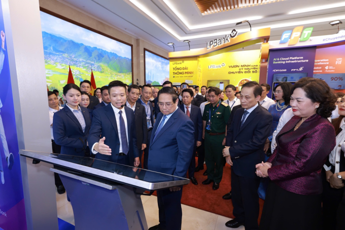 Thủ tướng Phạm Minh Chính thăm quan gian hàng công nghệ MB tại sự kiện. Ảnh: MB