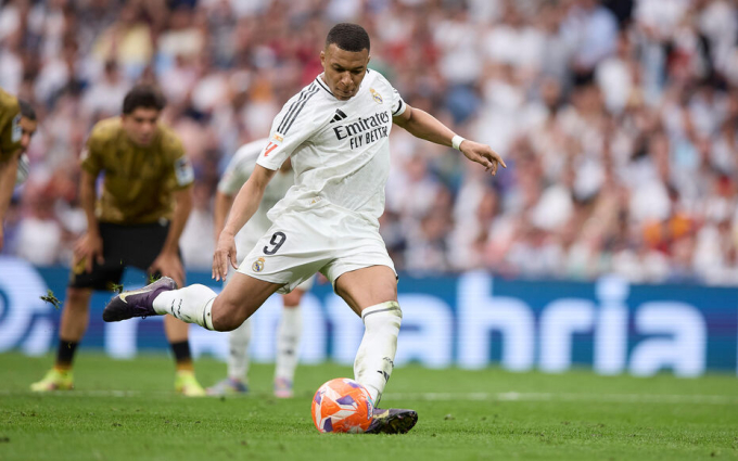 Mbappe sút hỏng phạt đền, trước khi sút bồi mở tỷ số trận Real 2-0 Sociedad ở vòng 38 La Liga tối 24/5. Ảnh: GSI