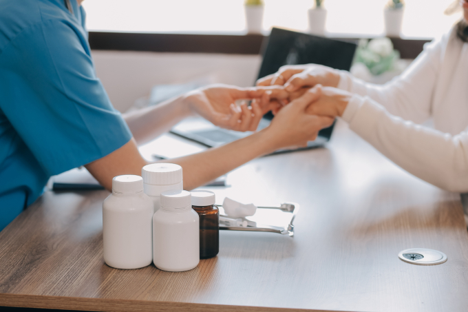 Minh họa bác sĩ tư vấn, đồng hành cùng người mắc bệnh lý liên quan HPV. Ảnh: Vecteezy