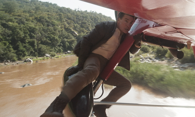 Tom Cruise đóng cảnh bám thân máy bay trong Mission: Impossible 8. Ảnh: Paramount Pictures