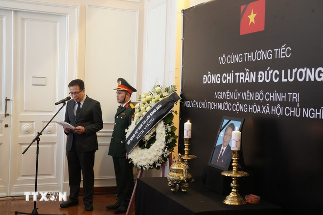 Đại sứ Việt Nam tại Nga Đặng Minh Khôi đọc điếu văn trong lễ viếng ngày 24/5. Ảnh: TTXVN