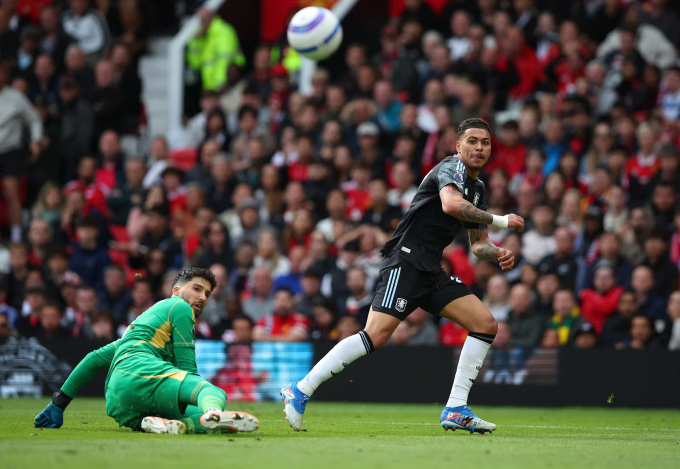 Thời điểm trọng tài thổi còi, trước khi Rogers đá bóng vào lưới Man Utd. Ảnh: Reuters