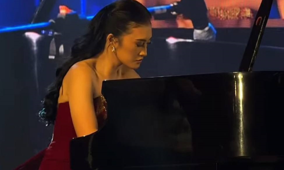 Mỹ nhân Indonesia đánh đàn piano ở Miss World