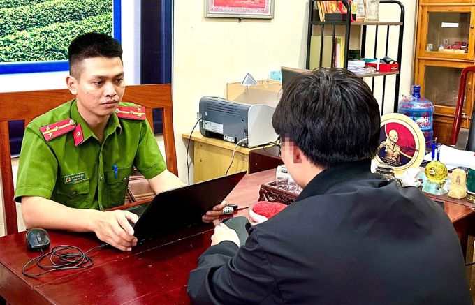 Nam sinh trình bày sự việc với Công an thị trấn Phố Châu. Ảnh: Công an cung cấp