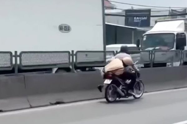 Bắt giữ người có ‘CSGT bám trên yên’ xe máy