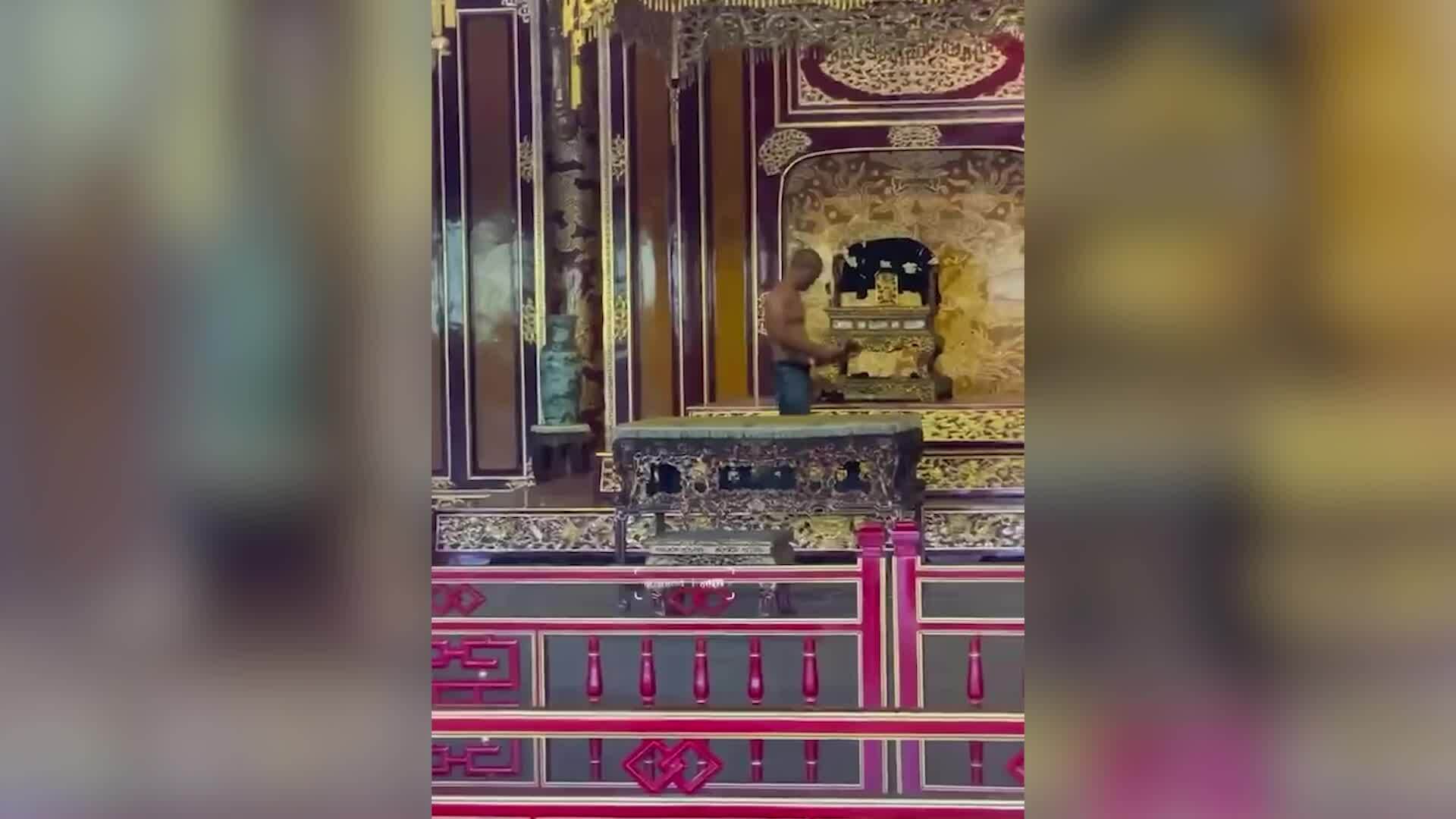 Ngai vàng triều Nguyễn bị đập gãy