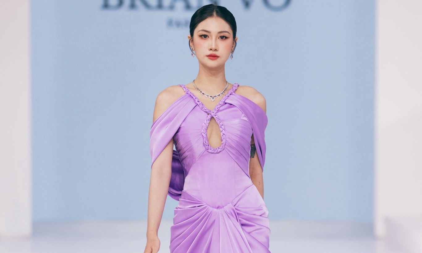 Người đẹp Phương Linh catwalk