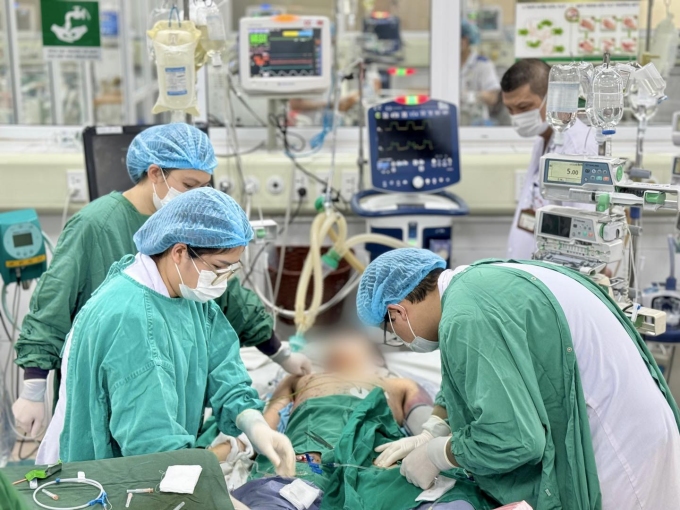 Bệnh nhân mắc thủy đậu bội nhiễm, trở nặng, điều trị tại Bệnh viện Bệnh Nhiệt đới Trung ương tháng 5. Ảnh: Bệnh viện Bệnh Nhiệt đới Trung ương