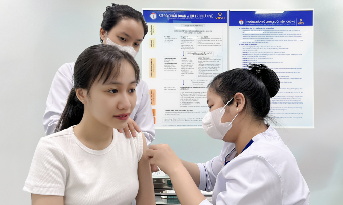 Người lớn tiêm vaccine thủy đậu tại Trung tâm tiêm chủng VNVC. Ảnh: Diệu Thuần