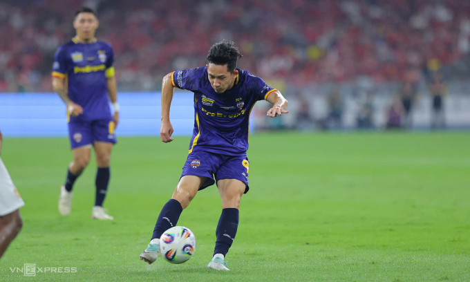 Nguyễn Hai Long sút xa trong trận ASEAN All Stars gặp Man Utd trên sân Bukit Jalil, thành phố Kuala Lumpur, Malaysia, tối 28/5/2025. Ảnh: Hoàng Ca