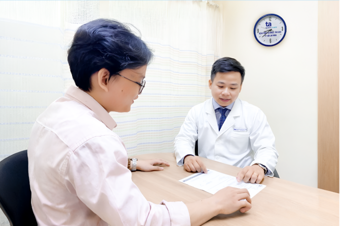 Bác sĩ Tuấn tư vấn cho người bệnh. Ảnh minh họa: Bệnh viện Đa khoa Tâm Anh