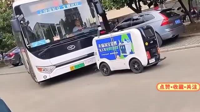 Những tình huống dở khóc dở cười của xe giao hàng tự hành