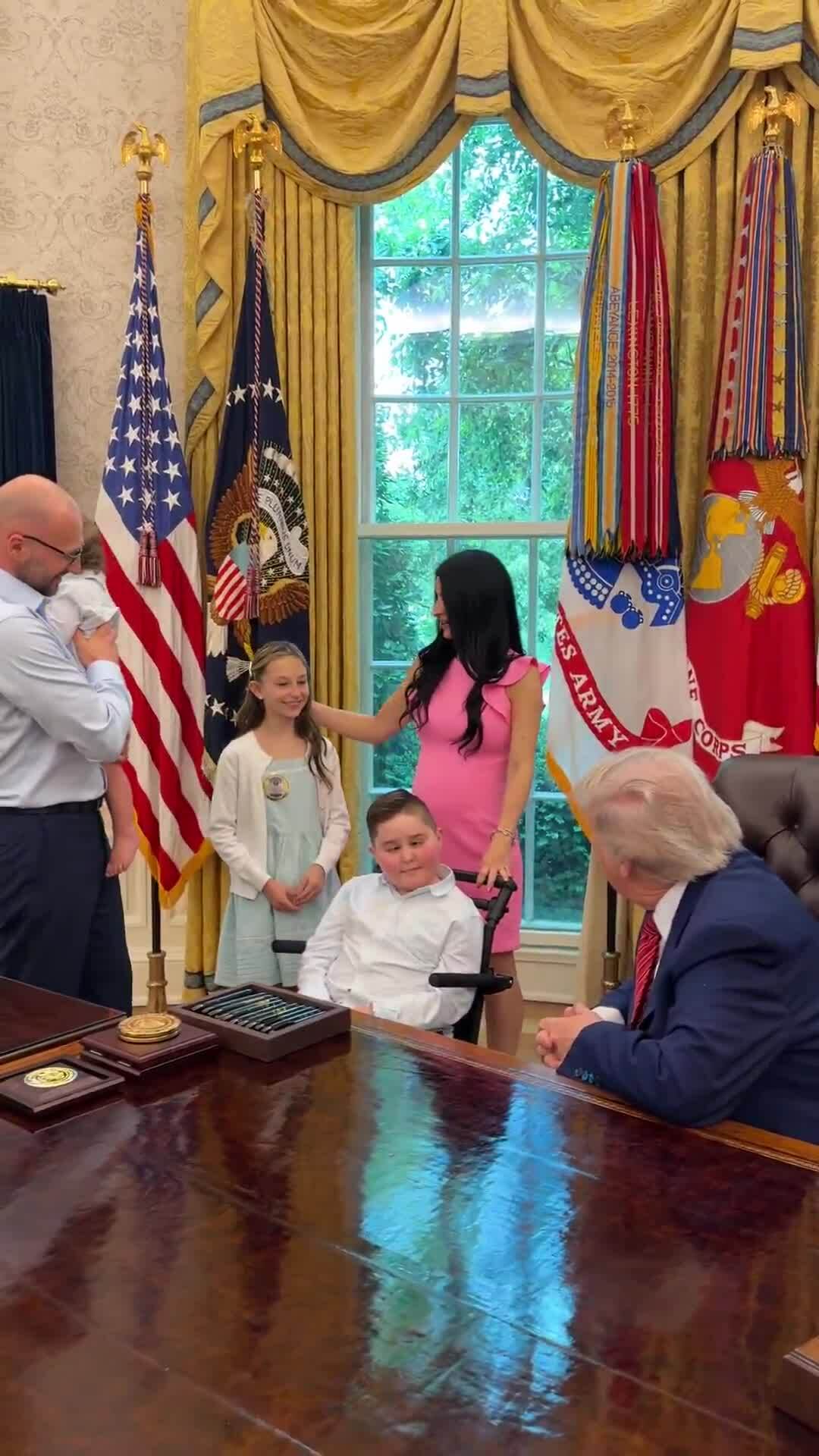 Ông Trump thực hiện mong ước của cậu bé gốc Albania