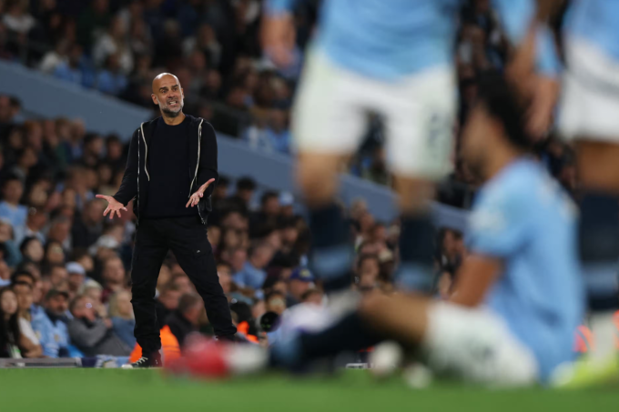 HLV Pep Guardiola phản ứng trong trận Man City thắng Bournemouth 3-1 trên sân Etihad, Manchester, Anh ngày 20/5. Ảnh: Reuters