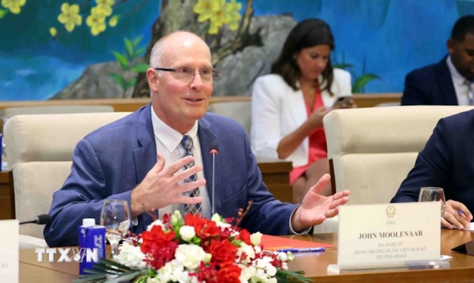 Nghị sĩ Mỹ John Moolenaar trong cuộc gặp với Phó Chủ tịch Quốc hội Trần Quang Phương tại Hà Nội sáng 28/5. Ảnh: TTXVN