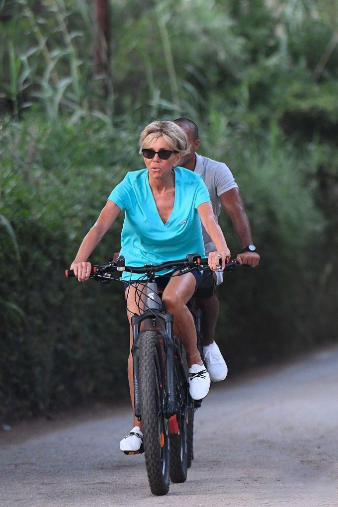 Bà Brigitte Macron luôn dành thời gian đạp xe hàng tuần để giữ gìn sức khỏe. Ảnh: Elle