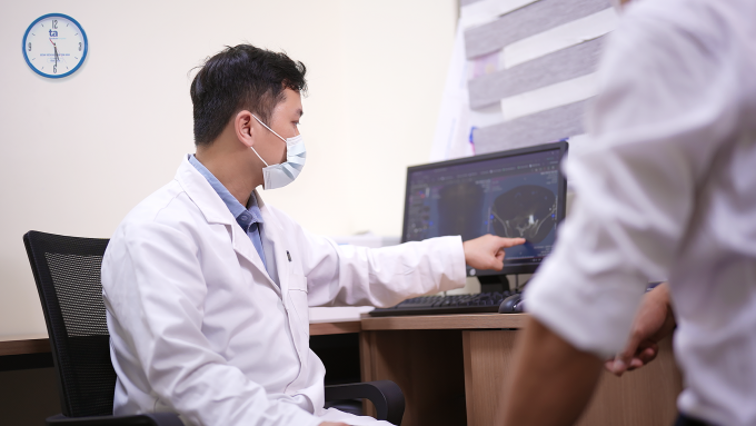 Bác sĩ Ngân tư vấn cho người mắc bệnh lý cột sống. Ảnh: Bệnh viện Đa khoa Tâm Anh