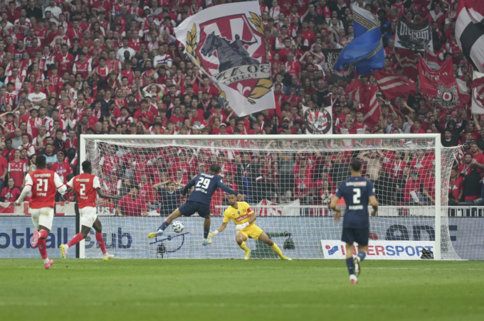 Bradley Barcola sút chéo góc mở tỷ số trong trận PSG thắng Reims 3-0 ở chung kết Cup Quốc gia Pháp trên sân Stade de France, Saint-Denis, Pháp ngày 24/5. Ảnh: AP